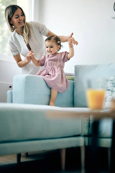 Jovem Bela Mãe Brincando Com Sua Amada Menina Casa — Fotografia de Stock