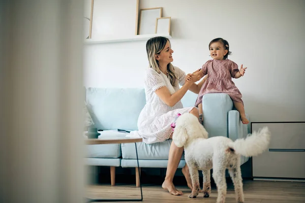 Joven Hermosa Madre Jugando Con Amada Niña Casa — Foto de Stock