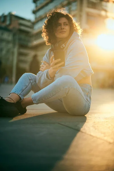 Una Joven Feliz Chica Sentada Pavimento Con Auriculares Elección Música — Foto de Stock