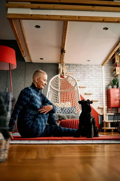 Attraktiv Senior Kvinna Med Kort Hår Gör Yoga Övningar Hemma — Stockfoto