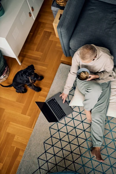 Bovenaanzicht Van Aantrekkelijke Volwassen Vrouw Met Kort Haar Zittend Vloer — Stockfoto