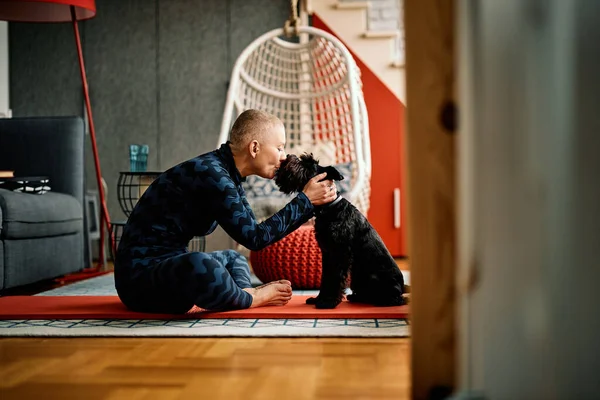 Attraktiv Mogen Kvinna Med Kort Hår Sittande Golvet Och Utövar — Stockfoto