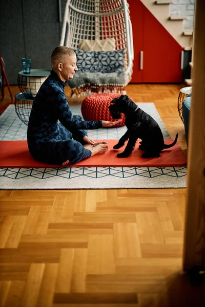 Gelukkig Positief Senior Vrouw Zitten Vloer Thuis Yoga Mat Het — Stockfoto