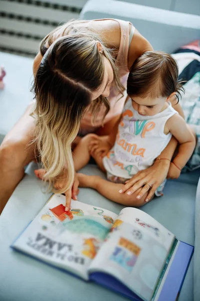 Молода Мати Навчає Свою Маленьку Дівчинку Читати — стокове фото