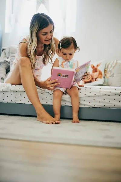 Молода Мати Навчає Свою Маленьку Дівчинку Читати — стокове фото
