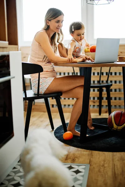 Verblijf Bij Moeder Thuis Zitten Keuken Het Krijgen Van Werk — Stockfoto