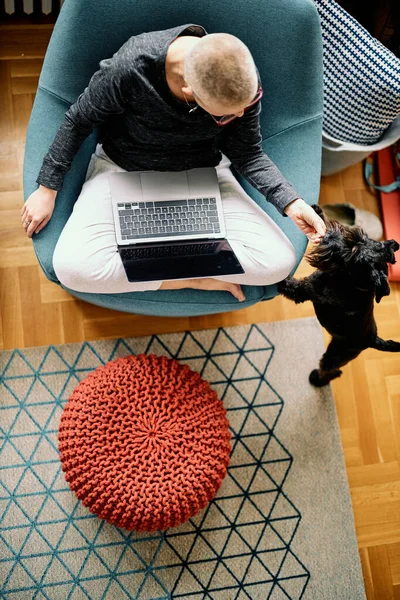 Bovenaanzicht Van Een Aantrekkelijke Oudere Vrouw Met Kort Haar Die — Stockfoto