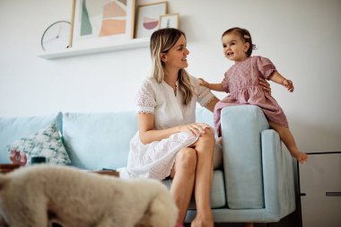 Genç ve güzel anne evde sevgili kızıyla oynuyor..