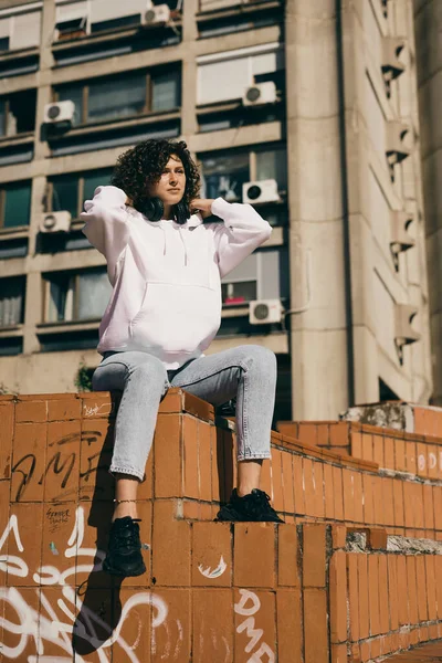 Uma Menina Bonita Com Cabelo Encaracolado Sentado Parte Urbana Cidade — Fotografia de Stock