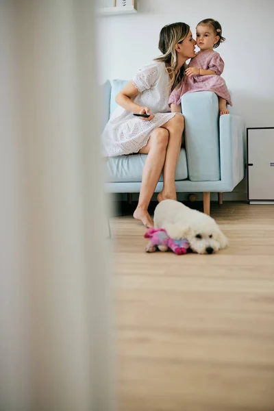 Jovem Bela Mãe Brincando Com Sua Amada Menina Casa — Fotografia de Stock