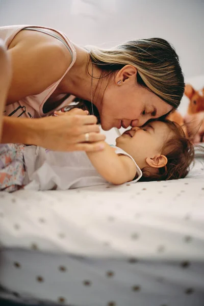 Linda Niña Está Jugando Con Madre Dormitorio — Foto de Stock