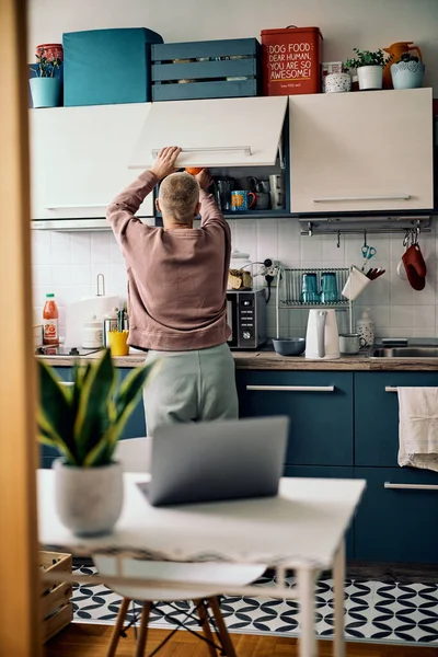 Donna Anziana Che Raggiunge Caffè Mattino Cucina — Foto Stock