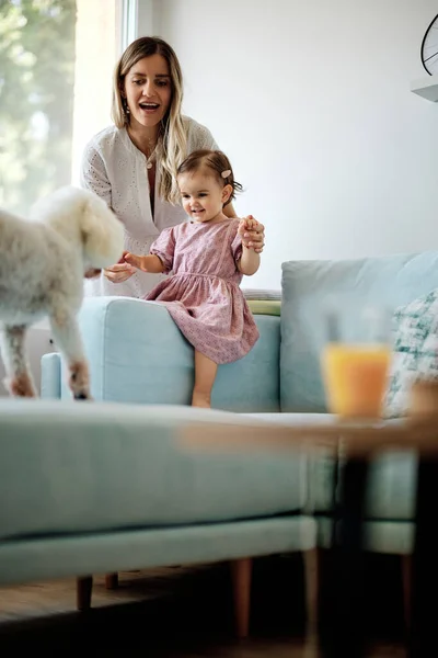 Jong Mooi Moeder Spelen Met Haar Geliefde Baby Meisje Thuis — Stockfoto