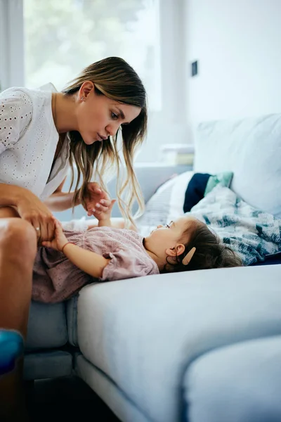 Menina Bonito Está Brincando Com Sua Mãe Casa — Fotografia de Stock