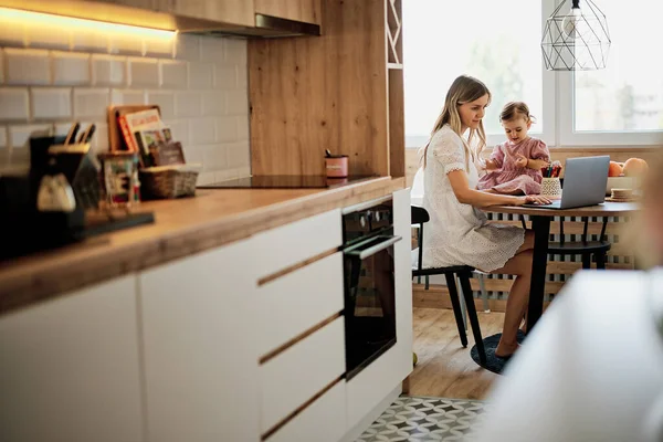 Permanezca Casa Madre Sentada Cocina Haciendo Trabajo Mientras Bebé Ayuda — Foto de Stock