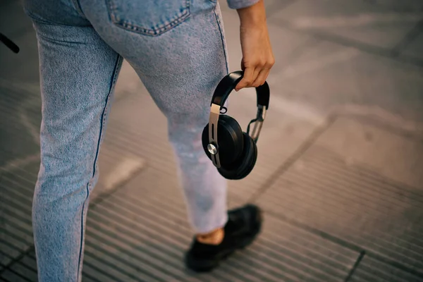 Corta Foto Una Mujer Joven Caminando Por Calle Sosteniendo Los — Foto de Stock