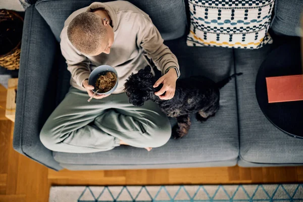 Ovanifrån Äldre Kvinna Med Kort Hår Sitter Soffa Hemma Äter — Stockfoto