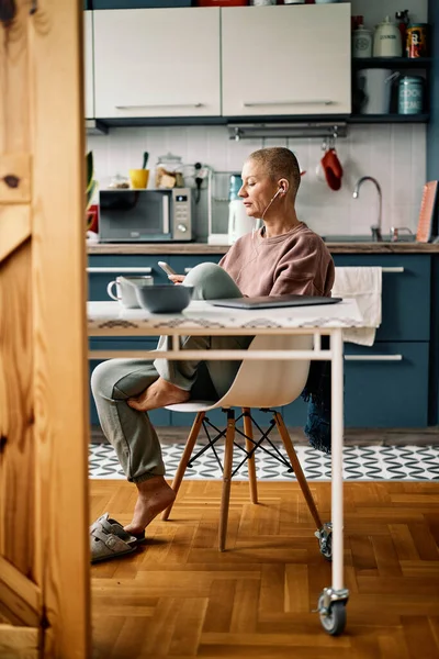 Una Atractiva Mujer Mayor Caucásica Está Sentada Una Silla Cocina — Foto de Stock