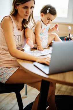 Annesinin evinde kalıp mutfakta oturacak ve küçük kızı ona yardım ederken işini bitirecek..