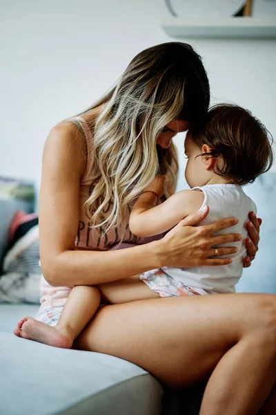 Menina Bonito Está Brincando Com Sua Mãe Casa — Fotografia de Stock