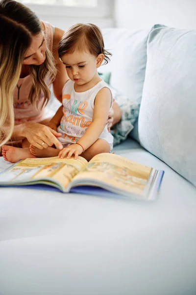 Una Joven Madre Enseñando Hija Leer — Foto de Stock