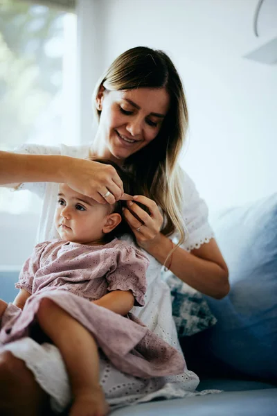 Junge Mutter Macht Frisur Für Ihr Baby Mädchenjunge Mutter Macht — Stockfoto