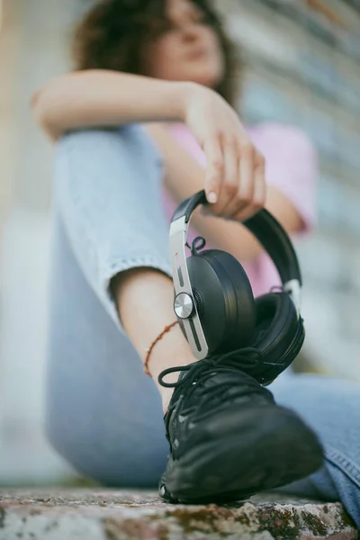 Primo Piano Una Giovane Donna Seduta Sulla Panchina Con Cuffie — Foto Stock