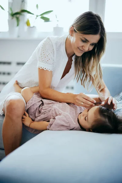 Young Mother Making Hairstyle Her Baby Girl — Stock Photo, Image