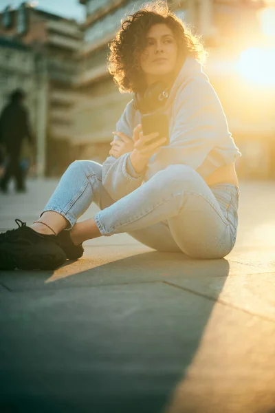 Una Joven Con Pelo Rizado Está Sentada Calle Mandando Mensajes — Foto de Stock