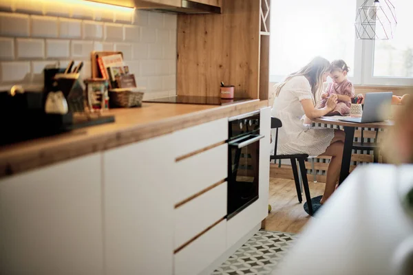 Verblijf Bij Moeder Thuis Zitten Keuken Het Krijgen Van Werk — Stockfoto