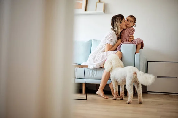 Joven Hermosa Madre Jugando Con Amada Niña Casa — Foto de Stock