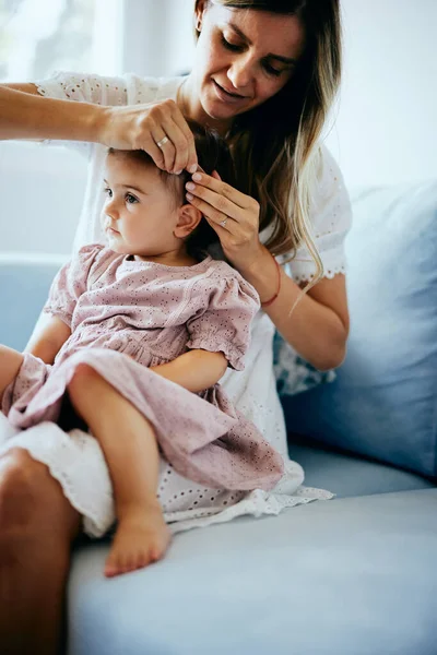 Joven Madre Haciendo Peinado Para Bebé Mientras Sostiene Regazo — Foto de Stock