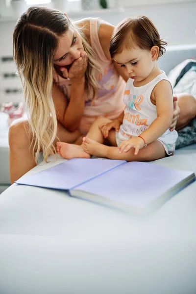 Genç Bir Anne Küçük Kızına Okumayı Öğretiyor — Stok fotoğraf