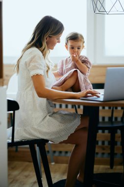 Annesinin evinde kalıp mutfakta oturacak ve küçük kızı ona yardım ederken işini bitirecek..