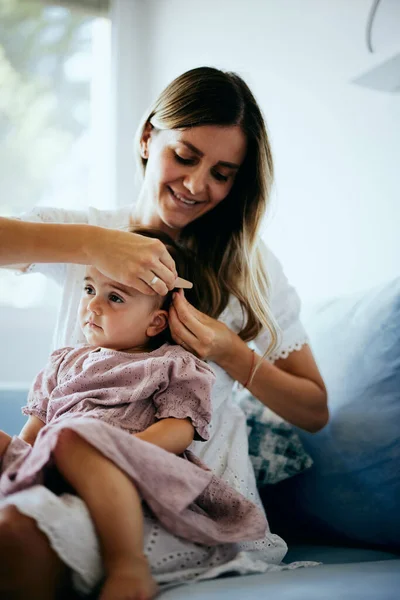 Joven Madre Haciendo Peinado Para Bebé Mientras Sostiene Regazo — Foto de Stock