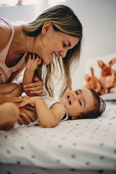 Menina Bonito Está Brincando Com Sua Mãe Quarto — Fotografia de Stock