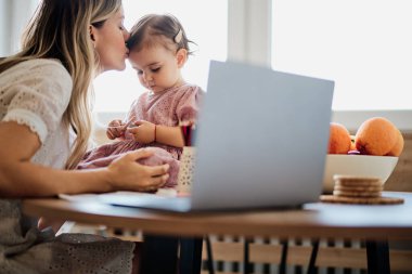 Annesinin evinde kalıp mutfakta oturacak ve küçük kızı ona yardım ederken işini bitirecek..