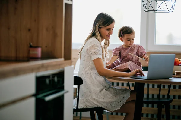 Permanezca Casa Madre Sentada Cocina Haciendo Trabajo Mientras Bebé Ayuda — Foto de Stock