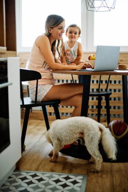 Annesinin evinde kalıp mutfakta oturacak ve küçük kızı ona yardım ederken işini bitirecek..