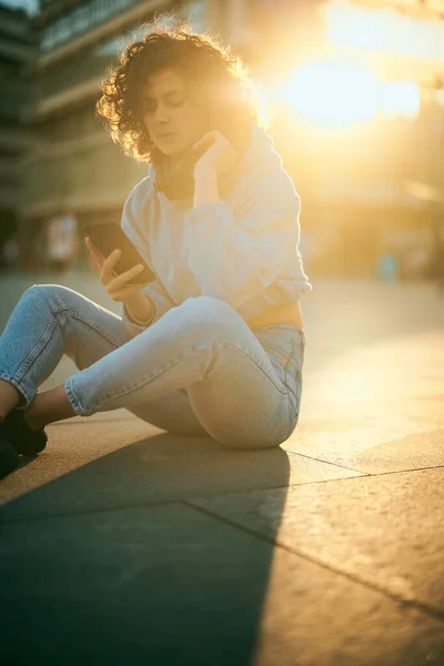 Mujer Joven Con Pelo Rizado Sentado Calle Escalofriante — Foto de Stock