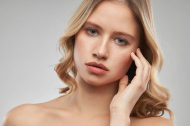 Açık tenli güzel bayan makyajsız poz veriyor..