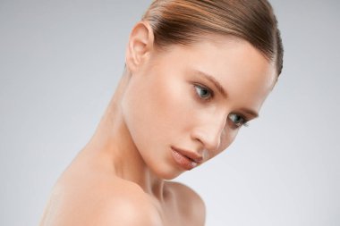 Çıplak makyajla poz veren güzel bir genç kadın. Güzellik fotoğrafçılığı