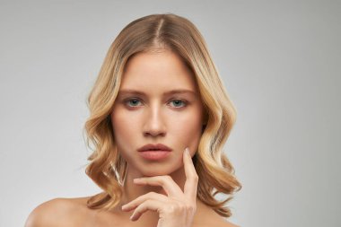 Açık tenli güzel bayan makyajsız poz veriyor..