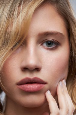 Açık tenli güzel bayan makyajsız poz veriyor..