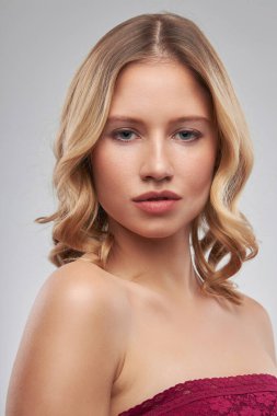 Açık tenli güzel bayan makyajsız poz veriyor..