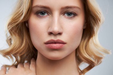 Açık tenli güzel bayan makyajsız poz veriyor..