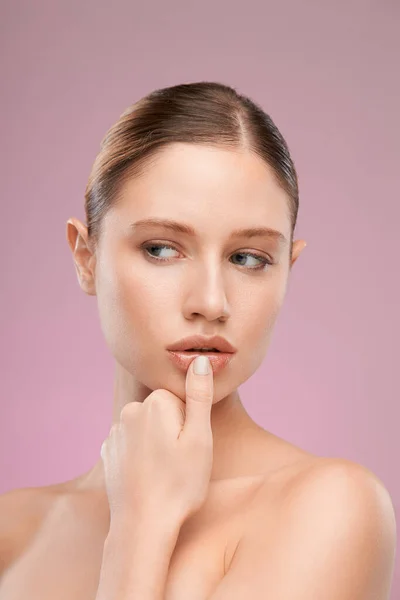 Vacker Ung Kvinna Som Poserar Med Naken Makeup Skönhetsfotografi — Stockfoto