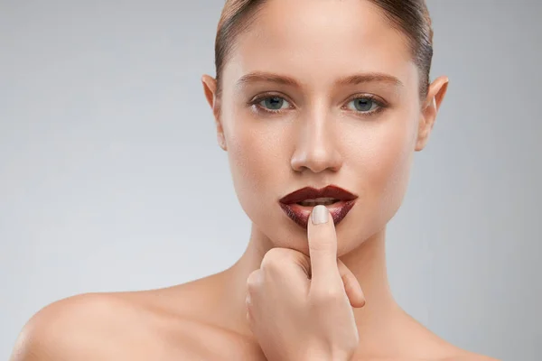 Schöne Dame Posiert Mit Braunem Lippenstift Schönheitsfotografie — Stockfoto