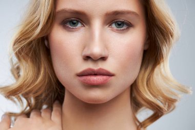 Açık tenli güzel bayan makyajsız poz veriyor..