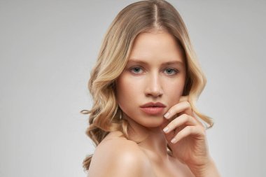 Açık tenli güzel bayan makyajsız poz veriyor..